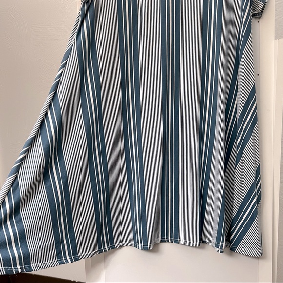 Discreet blue/white stripe dress - Picture 2 of 4